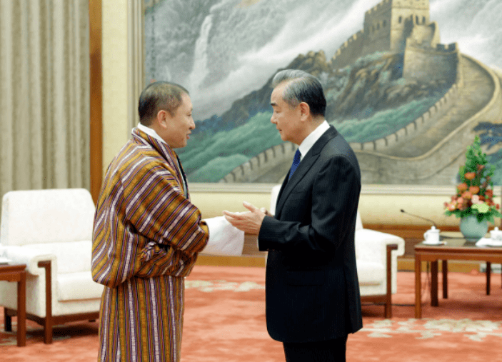 当着王毅的面，不丹外长提出建交，中国的布局印度才反应过来