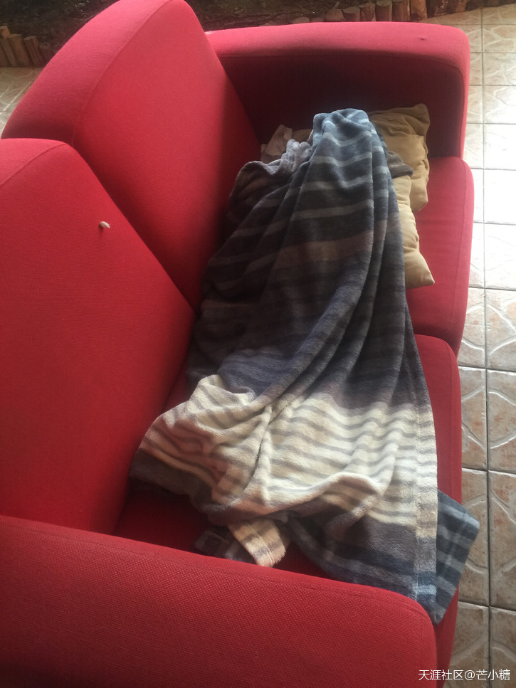 撕衣服手机破解版:衣服抱枕毯子也可以占位置吗？昨天和人因为这个撕了