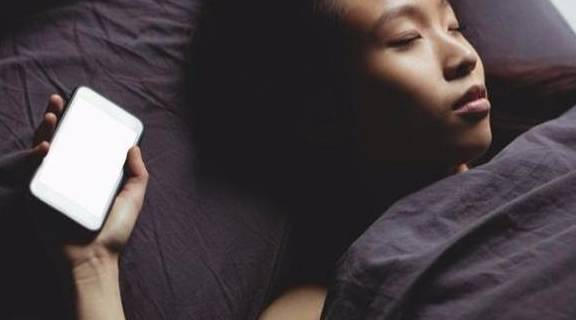 华为手机放电话卡吗
:睡觉习惯把手机放床头，辐射会影响健康吗，答案或许让你意外