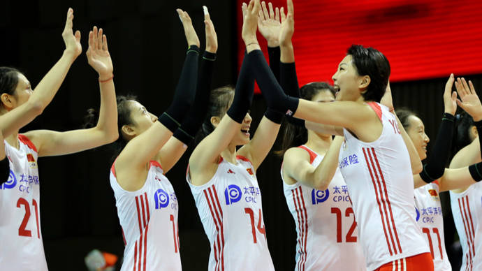 中国女排提前晋级半决赛，一“老”一“小”又立功了